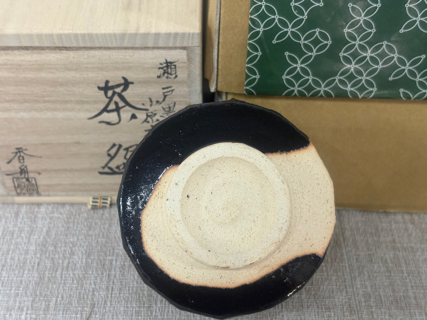 SBKTB165 香舟作 瀨戶黑 茶碗 小原木寫 信樂燒